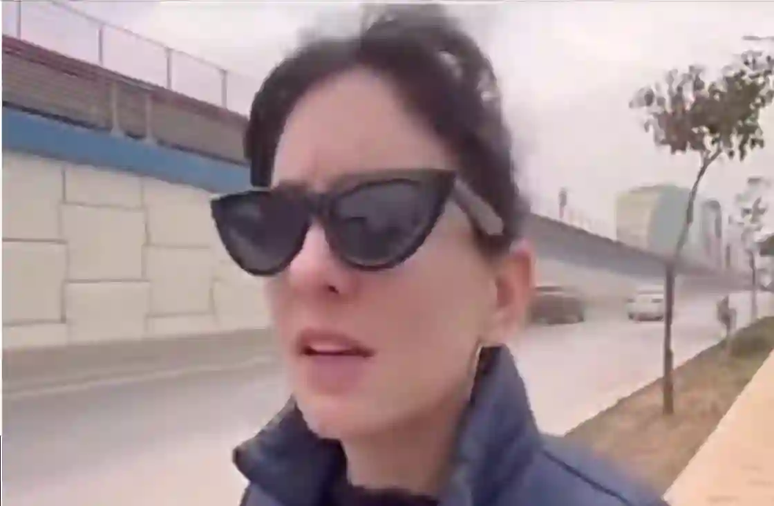 زائرة أجنبية توثق لحظات إعجابها بسحر الرياض