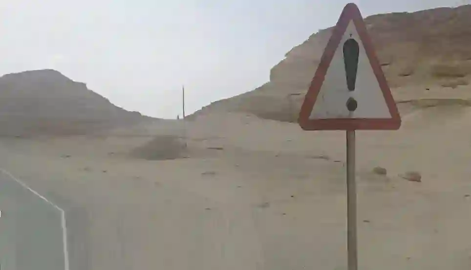 علامة مرورية غامضة تثير الحيرة في صحاري السعودية والخليج