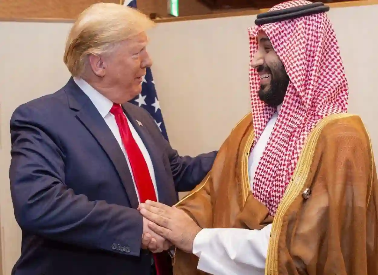 ترمب يتجول في قصر اليمامة ويجري أحاديث خاصة مع الأمير