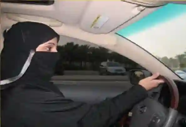 تصرف مفاجئ لفتاة مراهقة أمام مركز تجاري في السعودية