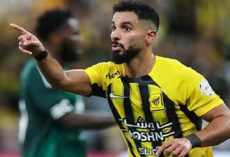 الصقور يحتفون بالشهري مع أول ظهور له